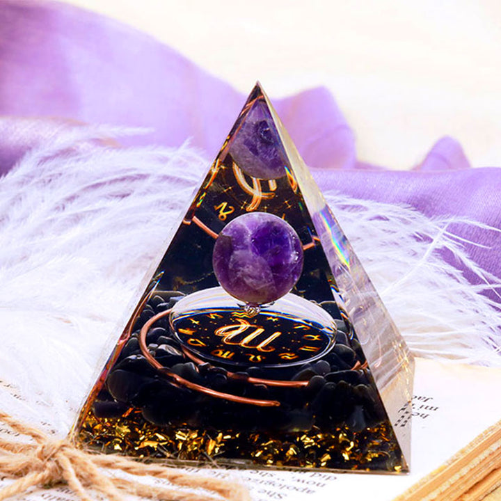 Sphère d'améthyste Olivenorma avec pyramide d'orgone du zodiaque Vierge en obsidienne