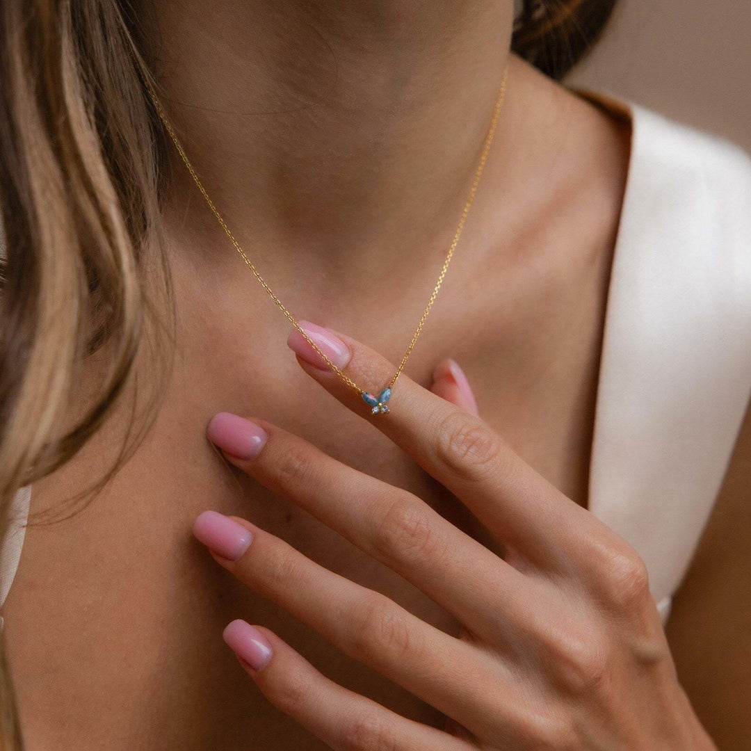 Collier pendentif papillon en acier titane avec opale bleu rose Olivenorma 