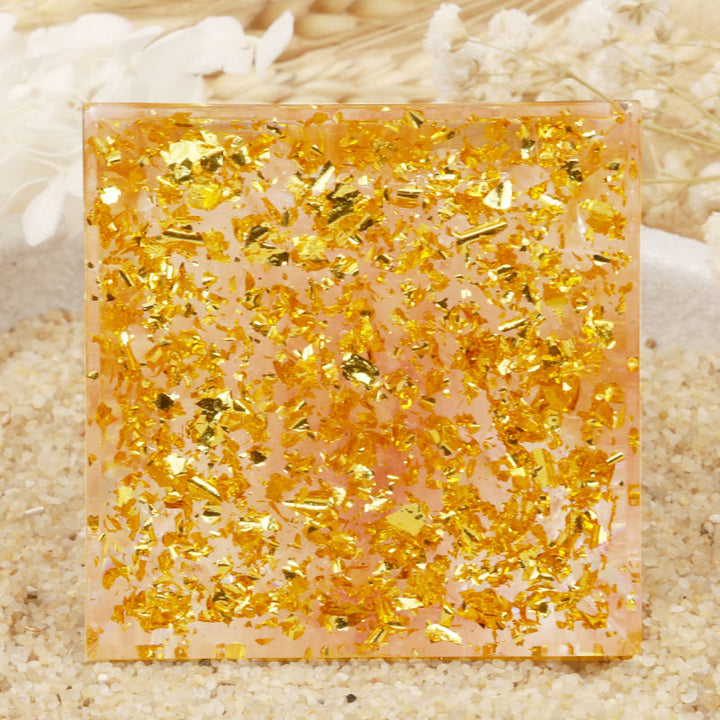 Pyramide orgone en cristal transparent symbole lotus Olivenorma