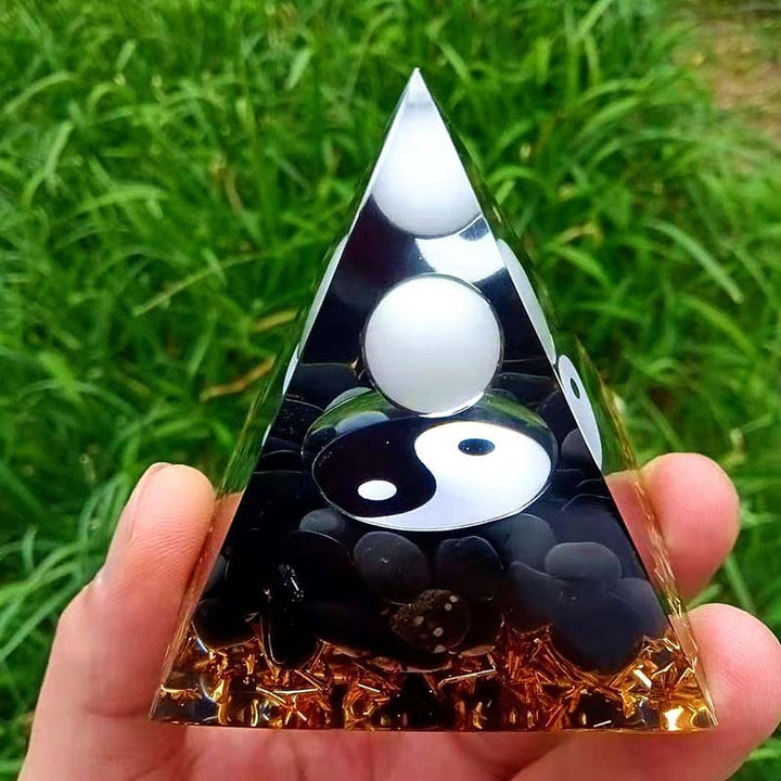 Pyramide d'orgone de guérison en obsidienne Olivenorma avec jade blanc