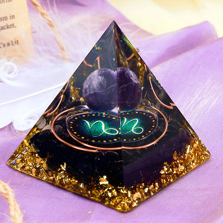 Sphère d'améthyste Olivenorma avec pyramide d'orgone du zodiaque Capricorne en obsidienne