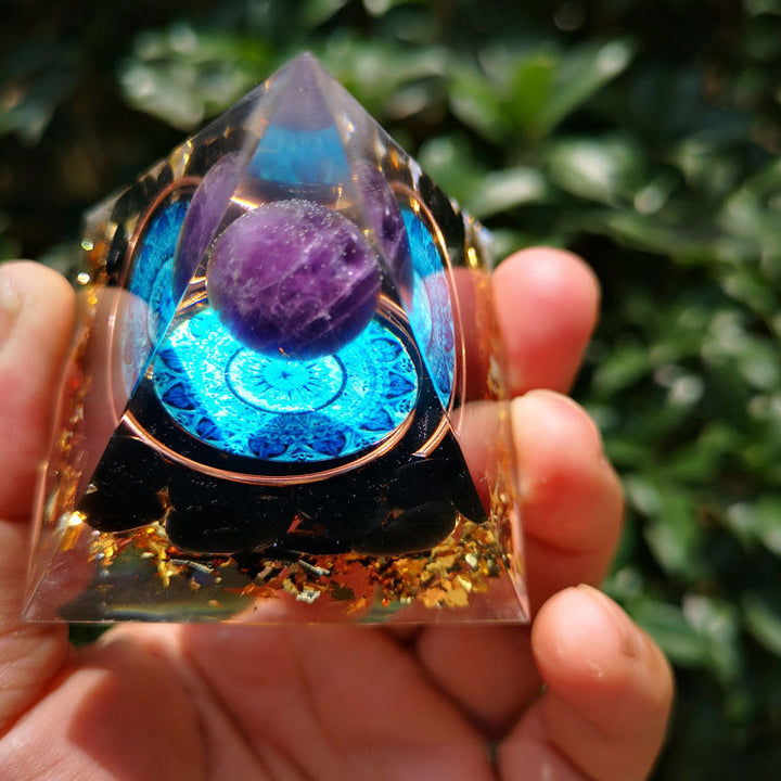 Pyramide d'orgone en améthyste Olivenorma avec tourmaline noire