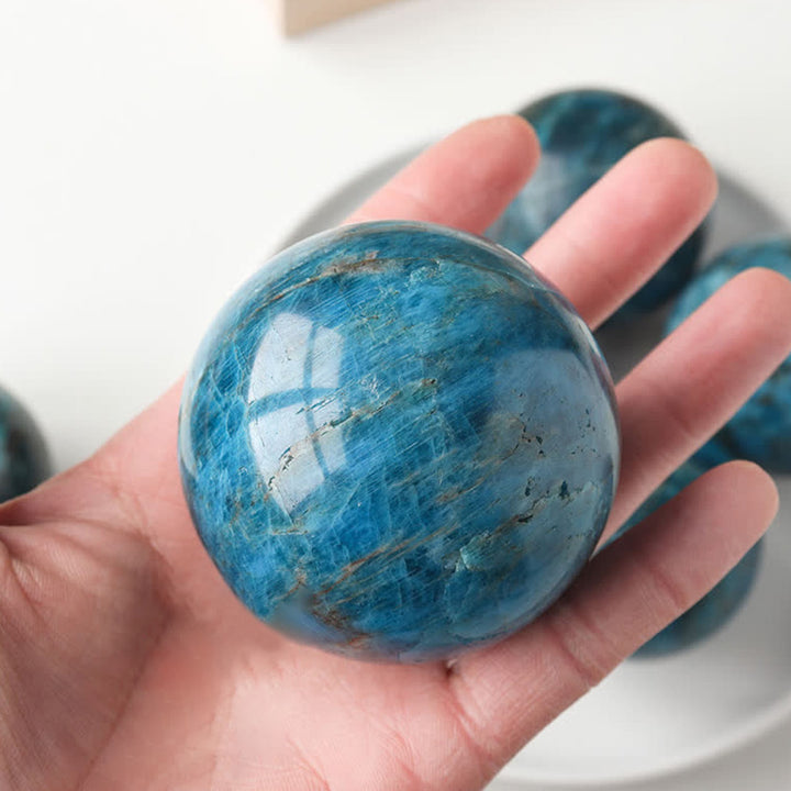 Sphère de cristal de force en apatite bleue - image 2