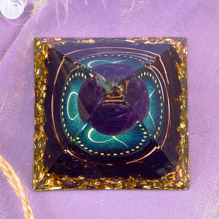 Sphère d'améthyste Olivenorma avec pyramide d'orgone du zodiaque Taureau en obsidienne