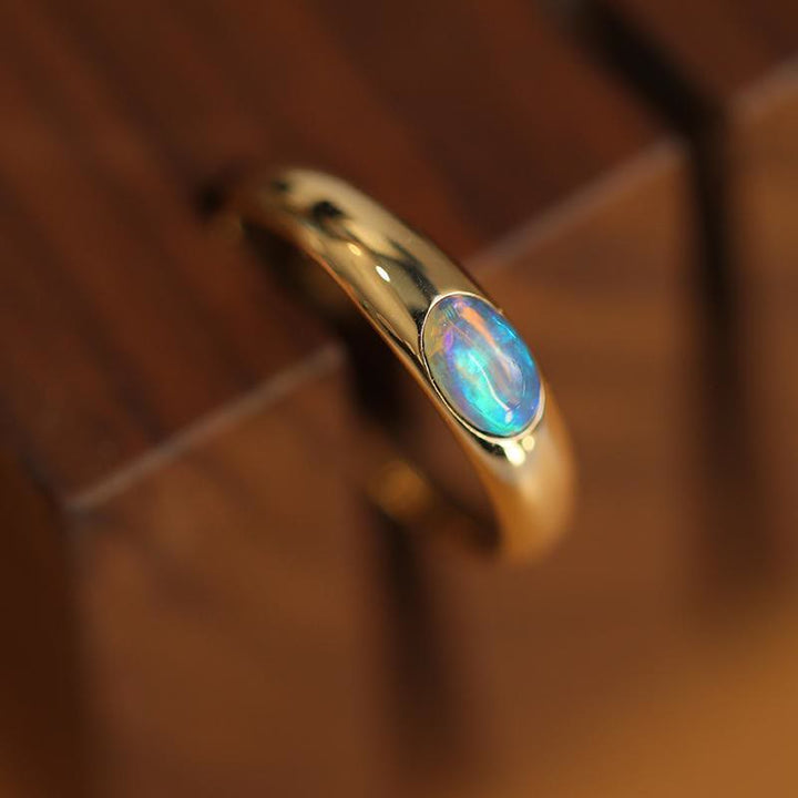 Bague rétro simple en or avec opale bleue ovale Olivenorma