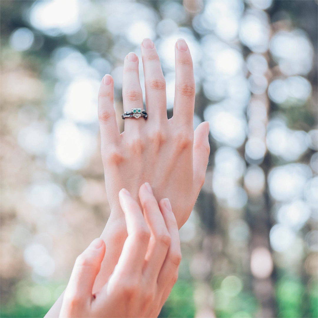 Bague de fiançailles en argent avec hibou émeraude sur la branche Olivenorma