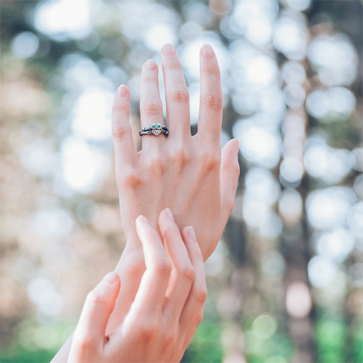 Bague de fiançailles en argent avec hibou émeraude sur la branche Olivenorma