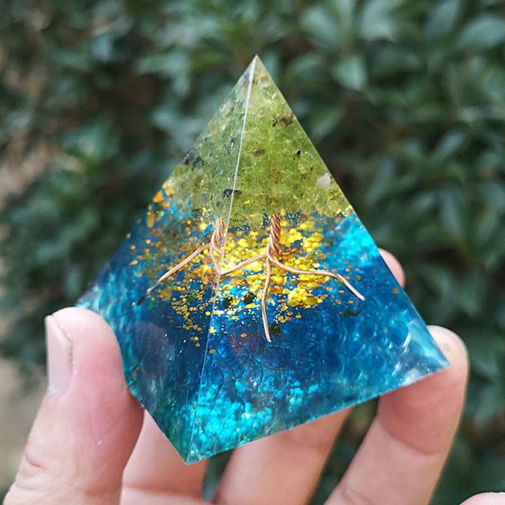 Pyramide d'orgone de l'arbre de vie en aigue-marine et péridot Olivenorma