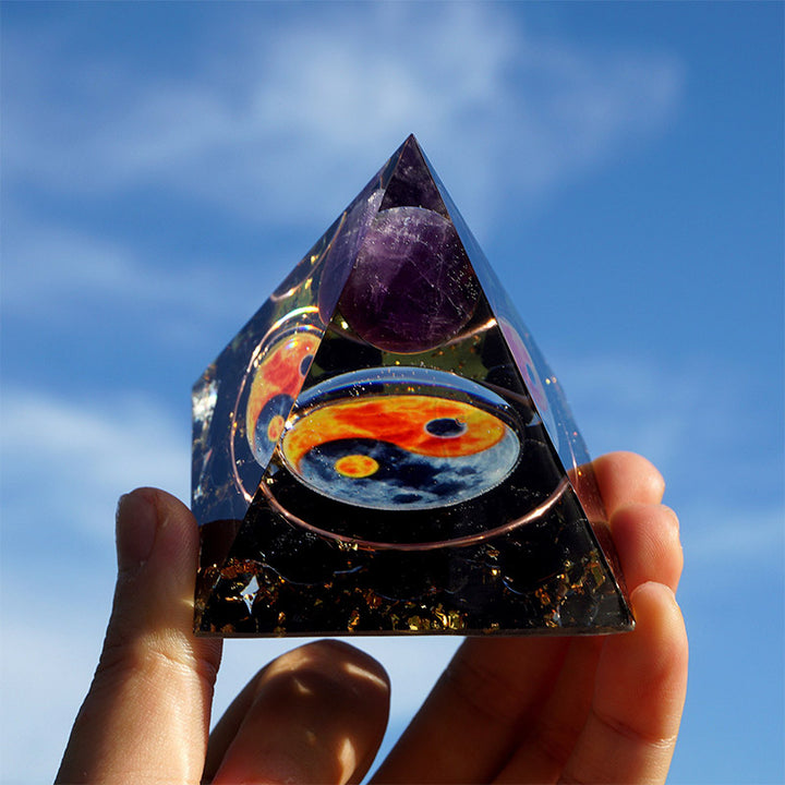 Pyramide orgone équilibrée de la série Yin Yang en améthyste Olivenorma