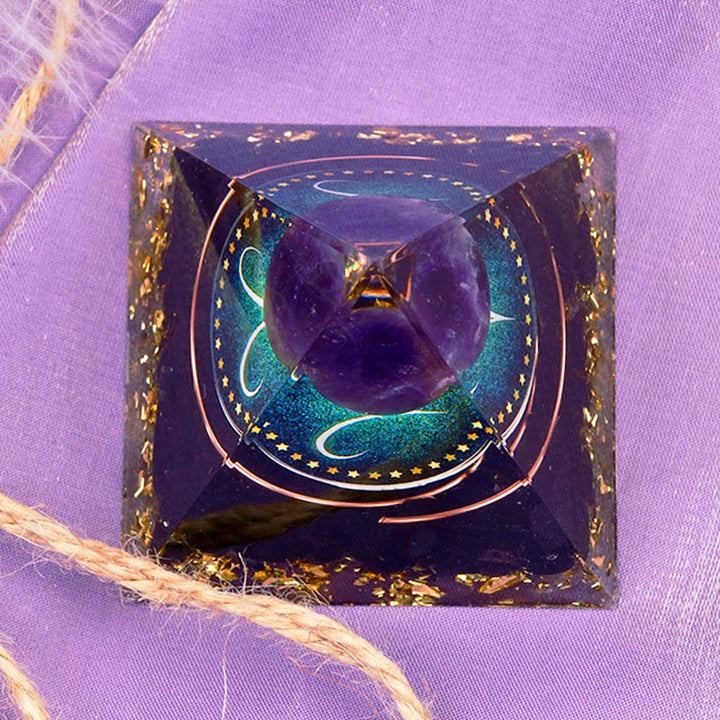 Sphère d'améthyste Olivenorma avec pyramide d'orgone du zodiaque Bélier en obsidienne