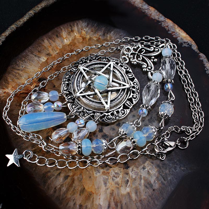 Collier de perles en cristal d'étoile en opalite avec pentagramme gothique de sorcière Olivenorma 
