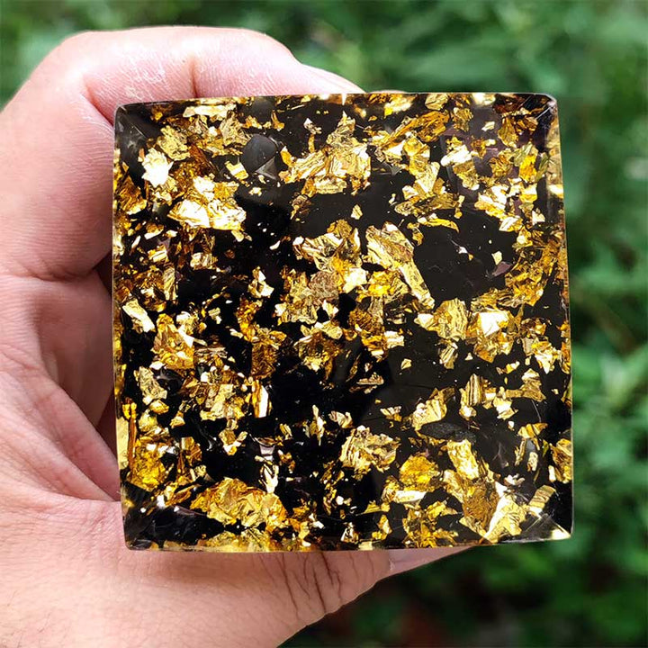 Sphère d'agate blanche Olivenorma avec pyramide d'orgone en obsidienne