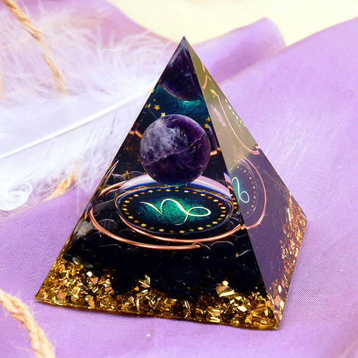 Sphère d'améthyste Olivenorma avec pyramide d'orgone du zodiaque Capricorne en obsidienne
