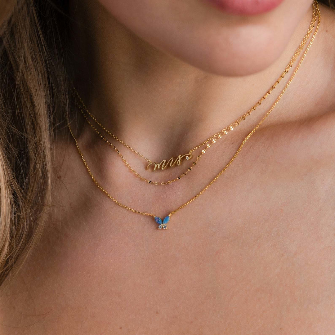 Collier pendentif papillon en acier titane avec opale bleu rose Olivenorma 