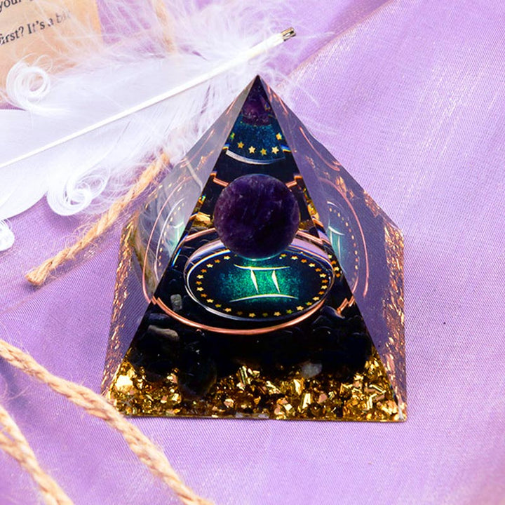 Sphère d'améthyste Olivenorma avec pyramide d'orgone du zodiaque Gémeaux en obsidienne