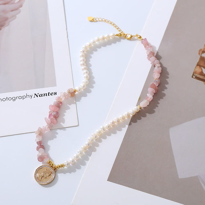 Collier pendentif en feuille de métal avec perle de quartz fraise irrégulière Olivenorma