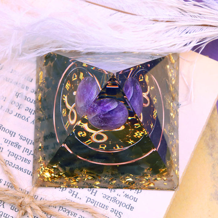 Sphère d'améthyste Olivenorma avec pyramide d'orgone du zodiaque Capricorne en obsidienne