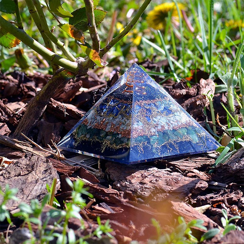 Mazonite Olivenorma avec pyramide d'orgone en jade vert 
