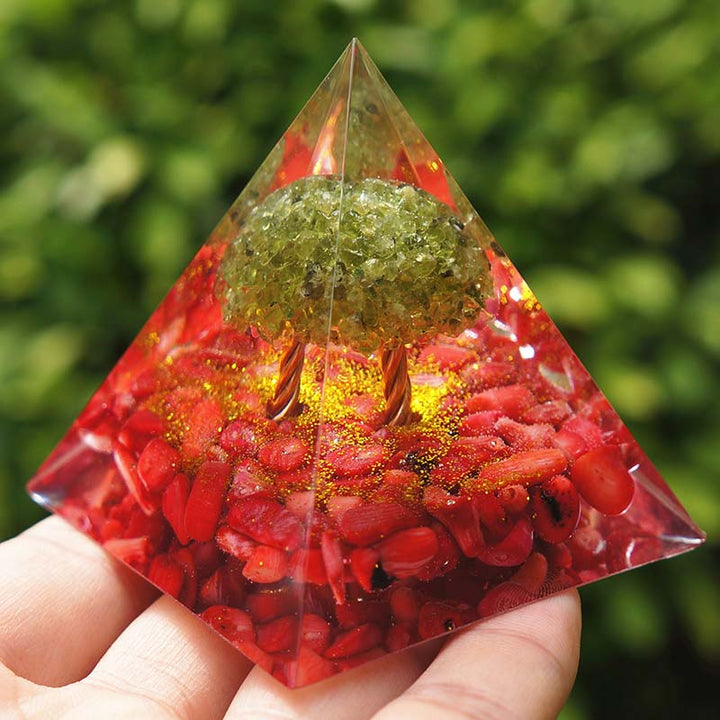 Péridot Olivenorma avec corail rouge Arbre de vie Pyramide d'orgone