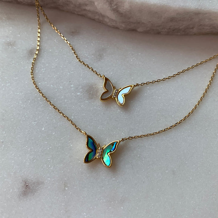 Collier en or cuivre plaqué avec papillon en coquillage naturel Olivenorma 