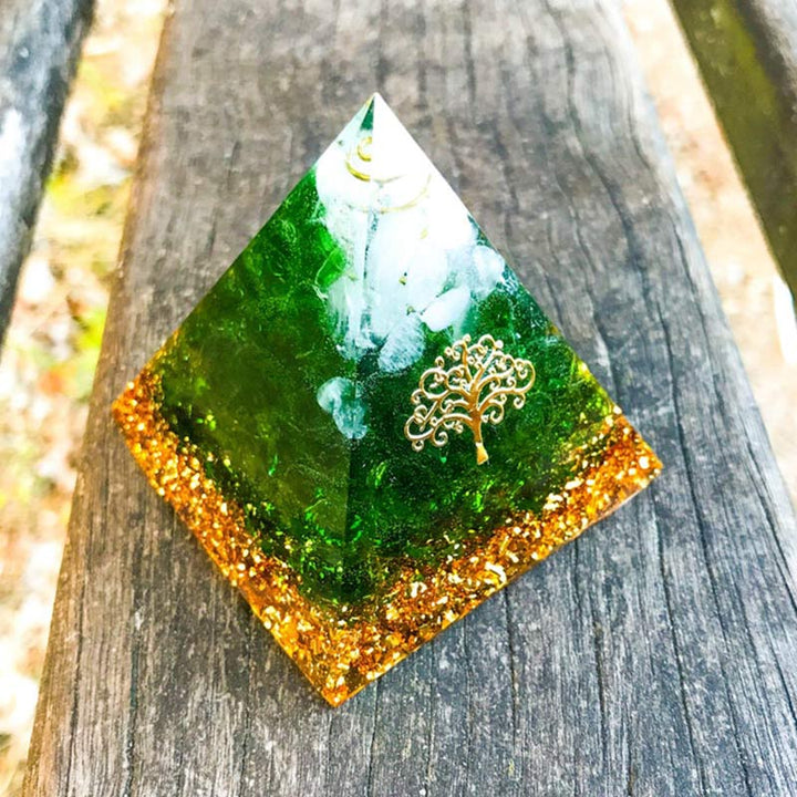 Pyramide d'orgone en jade vert et cristal transparent Olivenorma