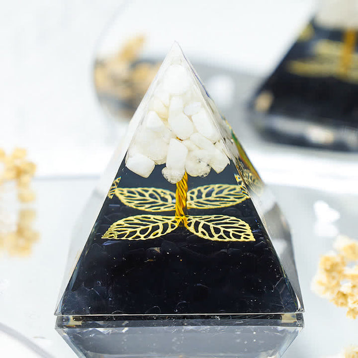 Pyramide d'orgone en jade blanc Olivenorma avec feuille de tourmaline noire