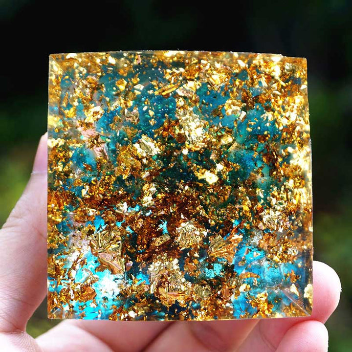 Sphère d'œil de tigre Olivenorma avec pyramide d'orgone en quartz bleu