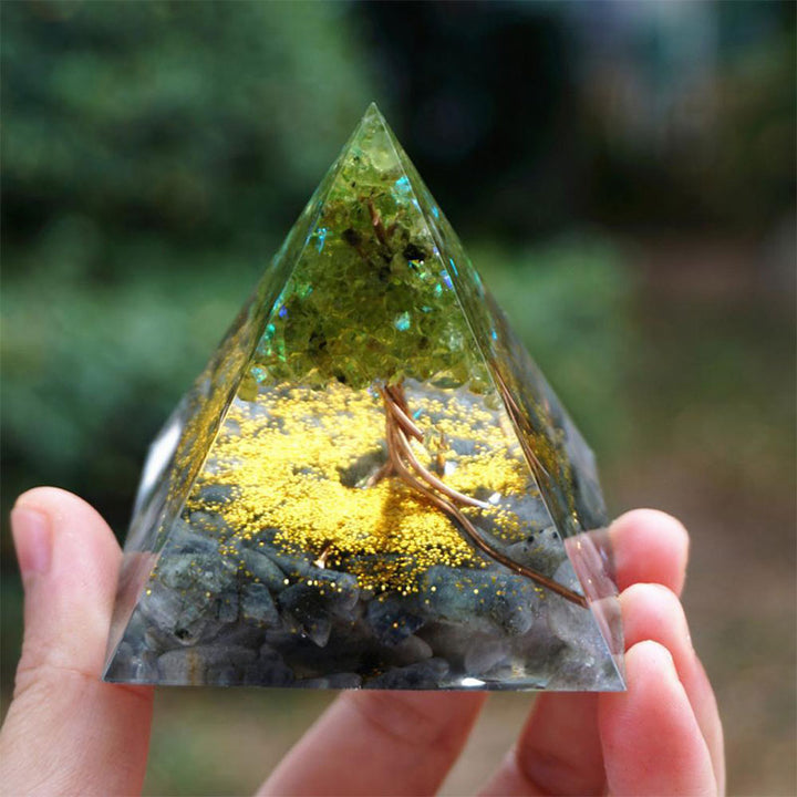 Pyramide d'orgone Olivenorma Moonlit Growth Péridot et pierre de lune grise - image 3