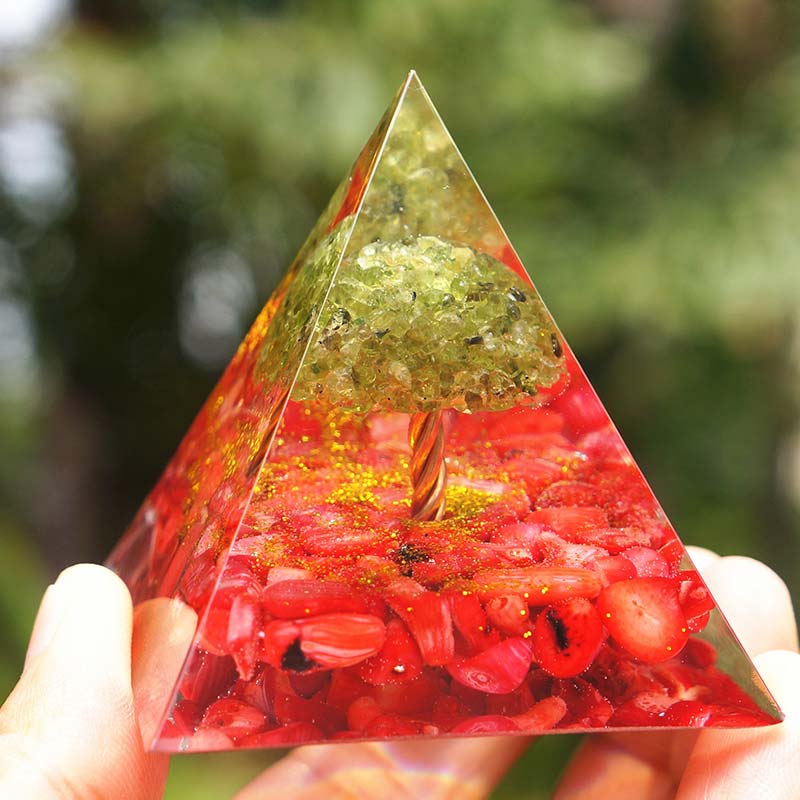 Péridot Olivenorma avec corail rouge Arbre de vie Pyramide d'orgone