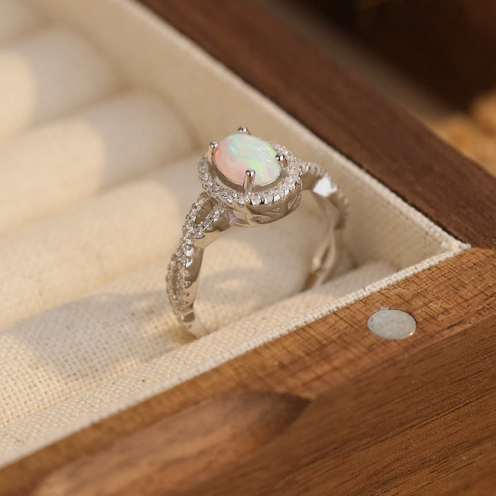 Bague tressée en zircon blanc et opale ovale Olivenorma