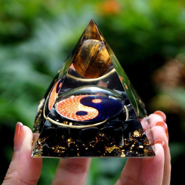 Sphère d'œil de tigre Olivenorma avec pyramide d'orgone Reki en obsidienne