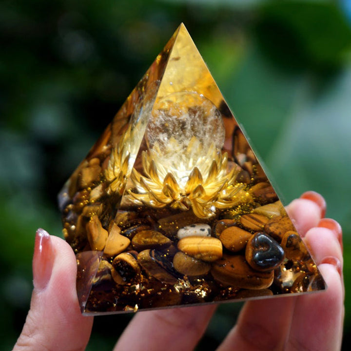 Pyramide orgone en cristal transparent avec symbole de lotus et œil de tigre Olivenorma