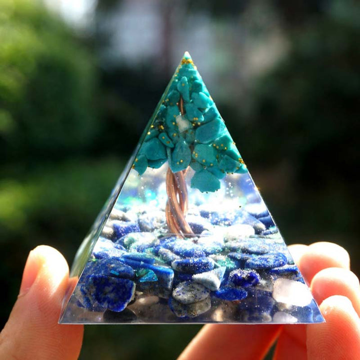 Pyramide d'orgone en lapis-lazuli avec arbre de vie turquoise