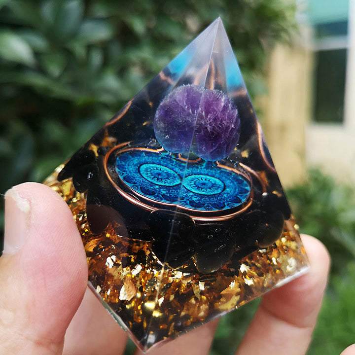 Pyramide d'orgone en améthyste Olivenorma avec tourmaline noire