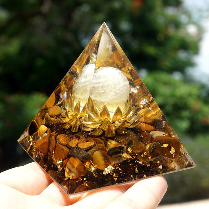 Pyramide orgone en cristal transparent avec symbole de lotus et œil de tigre Olivenorma