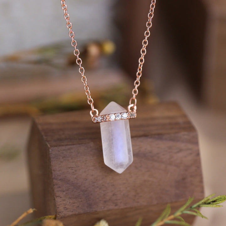 Collier avec pendentif en cristal de pierre de lune à colonne hexagonale Olivenorma S925 