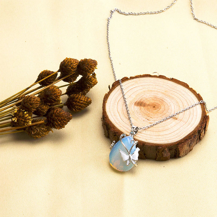 Collier en pierres précieuses avec ailes de papillon en cristal