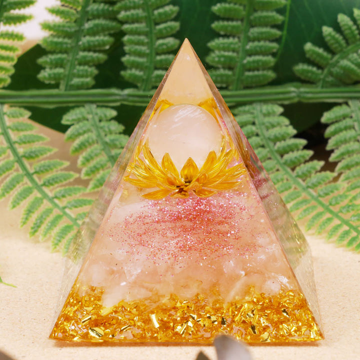 Pyramide orgone en cristal transparent symbole lotus Olivenorma