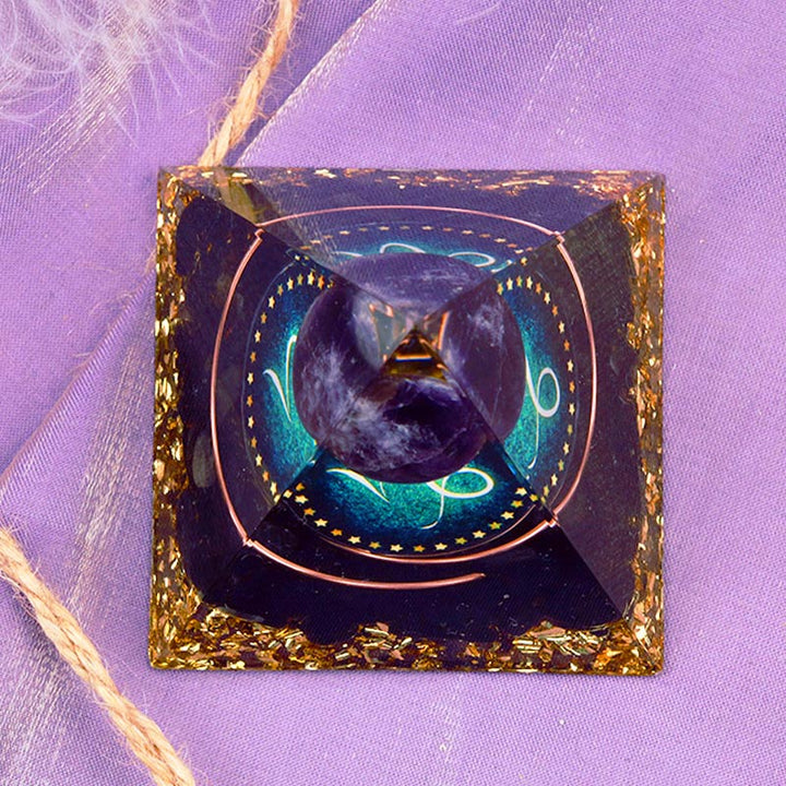 Sphère d'améthyste Olivenorma avec pyramide d'orgone du zodiaque Capricorne en obsidienne