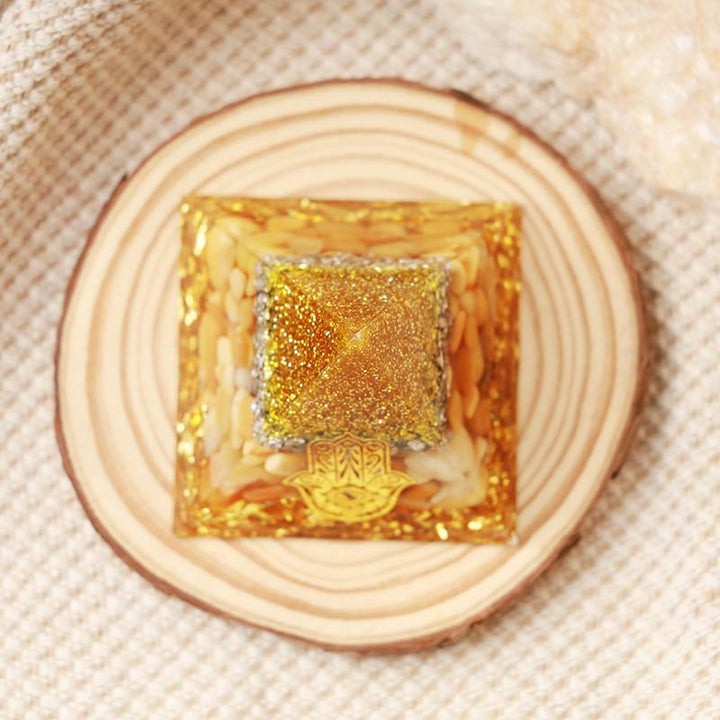 Pyramide d'orgone de protection Hamsa en jade jaune Olivenorma