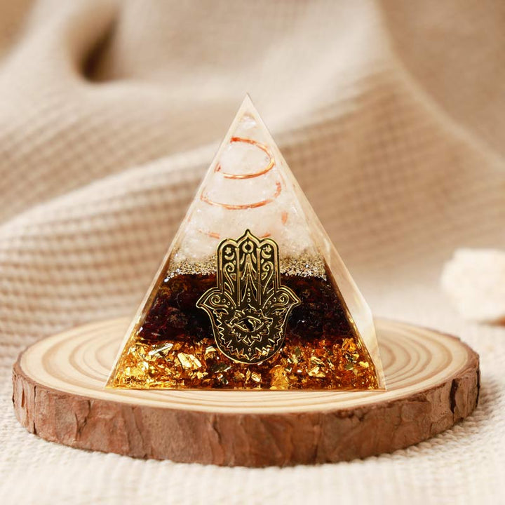 Pyramide d'orgone Hamsa en quartz clair Olivenorma avec tourmaline noire 