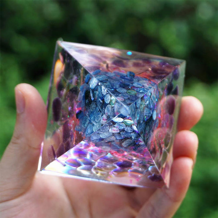 Pyramide d'orgone en cristal d'améthyste et de cyanite de l'arbre de vie Olivenorma