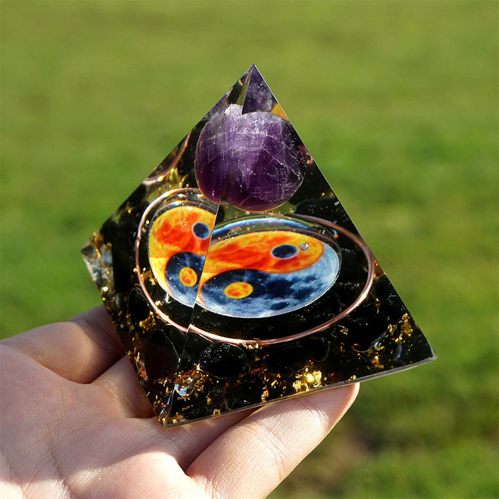 Pyramide orgone équilibrée de la série Yin Yang en améthyste Olivenorma