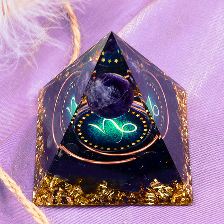 Sphère d'améthyste Olivenorma avec pyramide d'orgone du zodiaque Capricorne en obsidienne