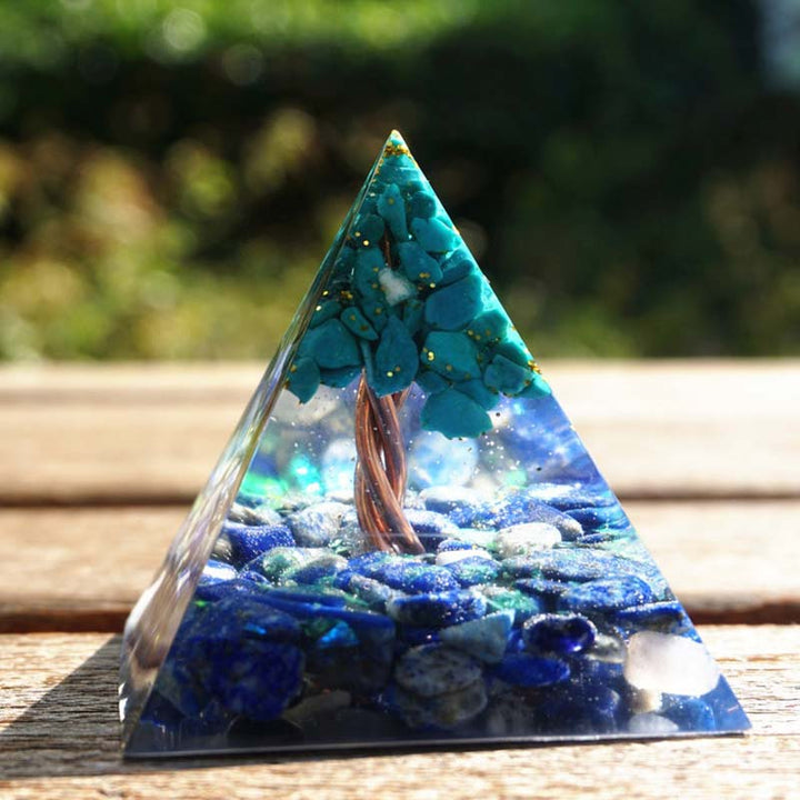Pyramide d'orgone en lapis-lazuli avec arbre de vie turquoise