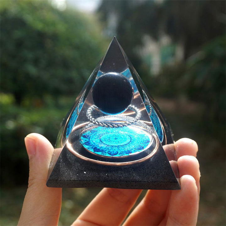 Sphère de cristal d'obsidienne Olivenorma avec pyramide d'orgone en cercle de cuivre