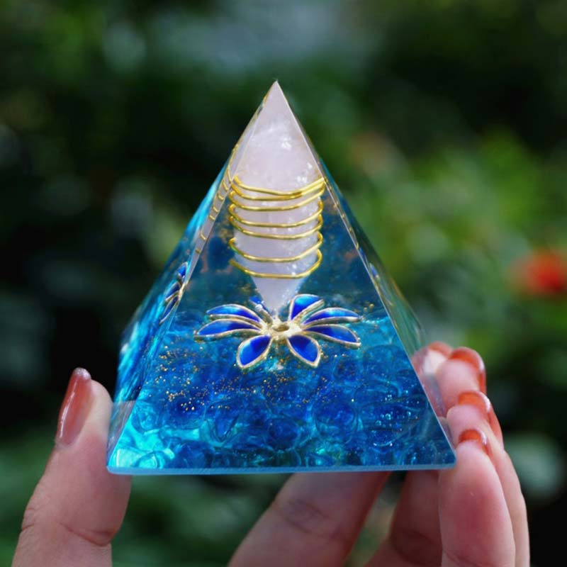 Pyramide orgone en quartz clair calcédoine bleue Olivenorma