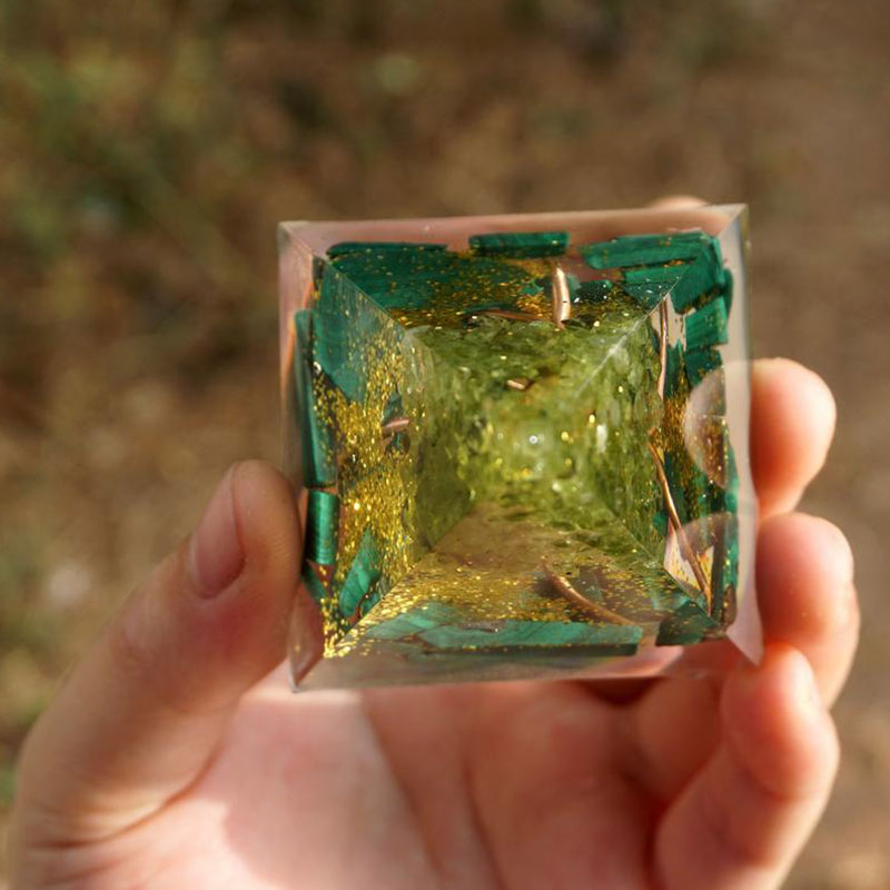 Pyramide d'orgone malachite et péridot de la forêt du Sacré-Cœur Olivenorma - image 5