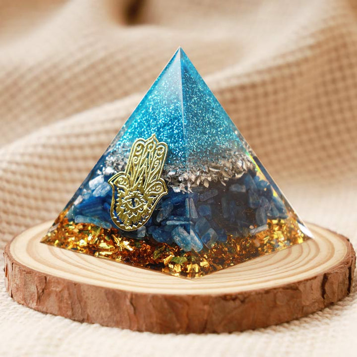 Pyramide d'orgone en kyanite Olivenorma avec protection Hamsa