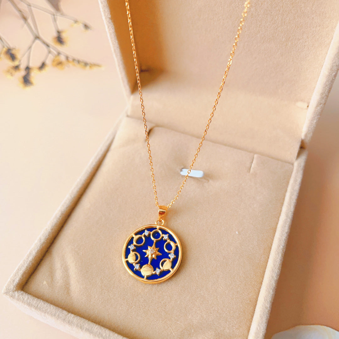 Collier Olivenorma en lapis-lazuli avec huit phases de lune et étoile
